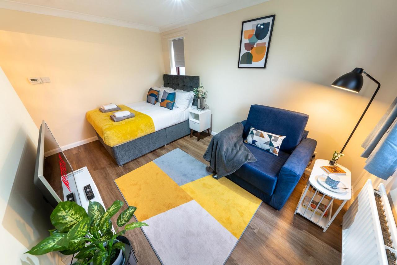 Grange Studio Apartment - Heathrow Staines-upon-Thames Kültér fotó